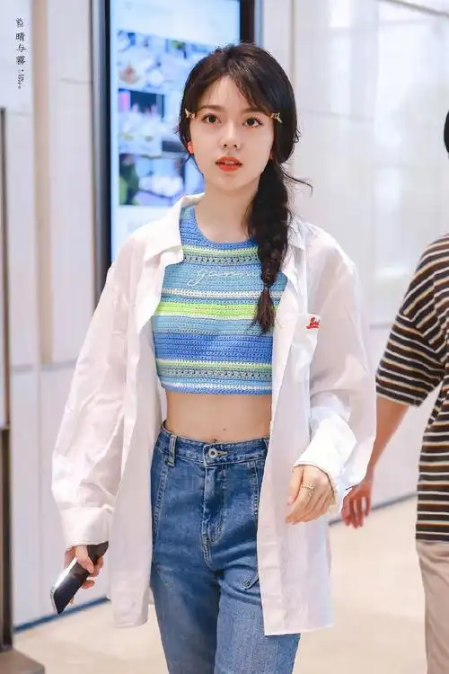 组图:赵今麦录制《你好星期六》麻花辫显温柔穿针织背心秀蛮腰