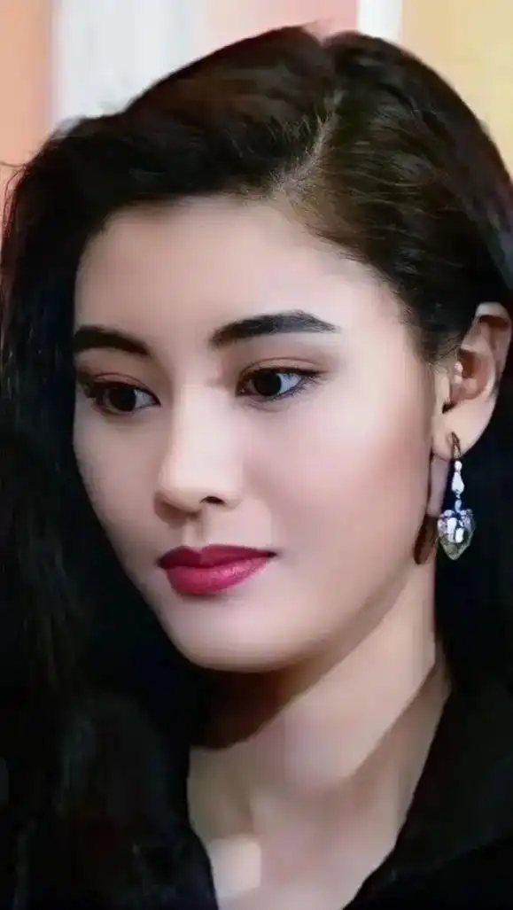 港星女神李嘉欣1970年出生于中国澳门,中国香港女演员,模特