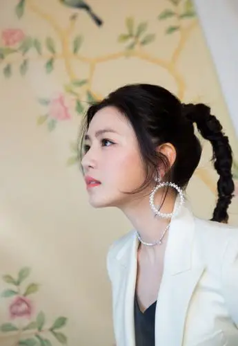 黑色v领裙子,搭西装外套,耳洞特别的陈妍希佩戴耳环帅气又撩人