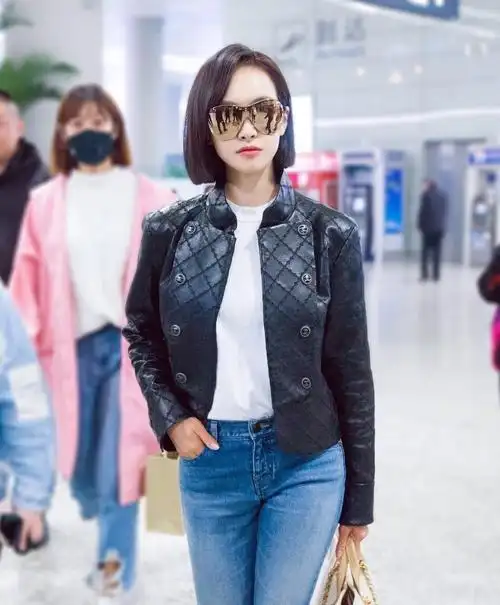 戚薇米兰街拍大片曝光 红唇墨镜的戚哥又美又飒2021-03-02香港不仅是