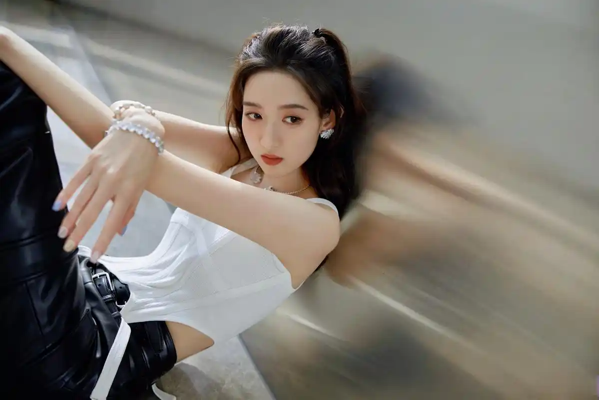 时尚# #明星穿搭# 王玉雯的这套,简单干净好看