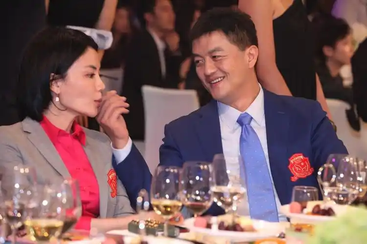 王菲李亚鹏8年情断宣布离婚昔日亲密照曝光