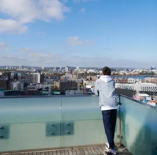 王源绿发背影照#王源背影照小合集9615让人感到安全感的宽肩后背