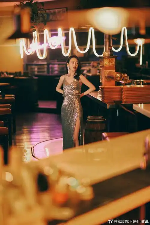 王鸥性感高开叉裙王鸥超话#时尚穿搭##写真