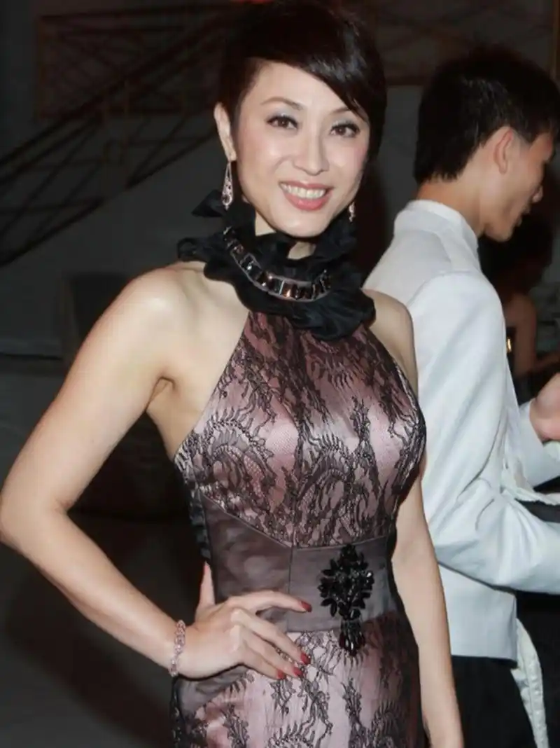 陈法蓉出生于香港,毕业于夏威夷大学,祖籍江苏宿迁,中国香港女艺人