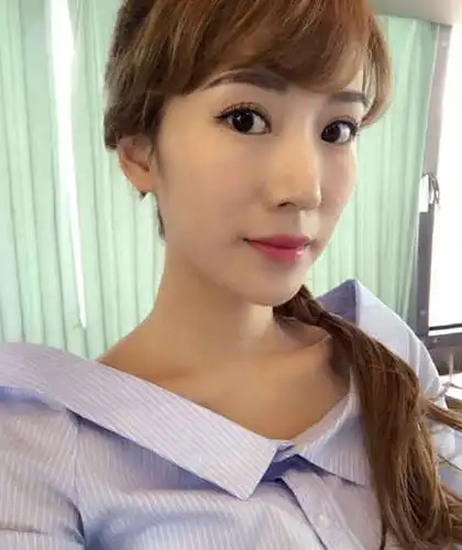 阔太李念微博晒自拍装嫩,锁骨撩人似少女