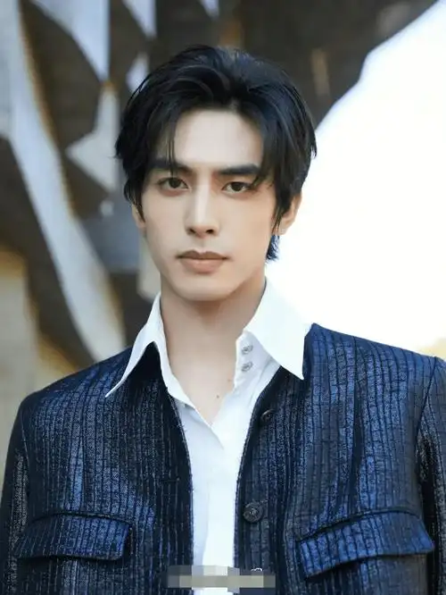 懂瓜呱最终爆料的是99年出生的男演员宋威龙,而女方也是新生代演员