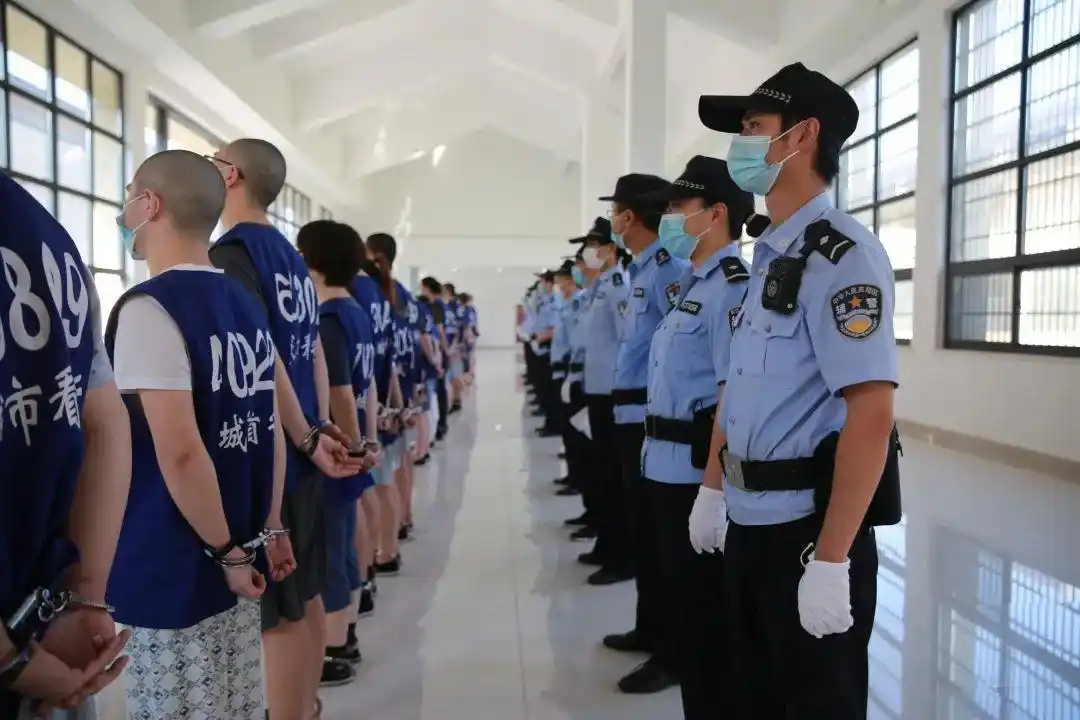 因地制宜,因时制宜设立"无接触式"法庭,既避免了在押人员超期羁押问题