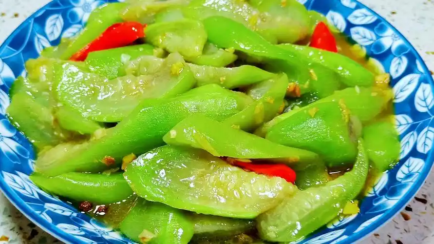 教你蚝油丝瓜的做法,丝瓜翠绿不发黑,原来这么简单