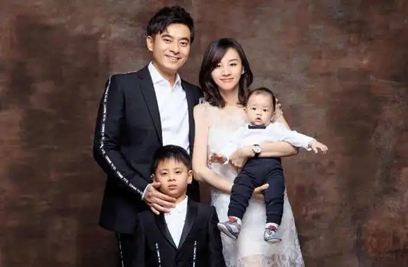 他们相差10岁却一见钟情,相恋15天就结婚,儿子跟老婆姓