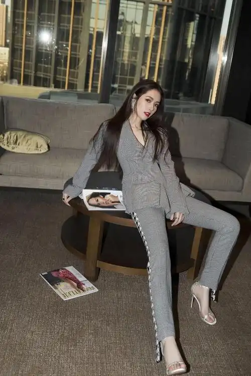 郭碧婷真是"气质女神",红色卫衣配牛仔裤简约优雅,高级感爆棚