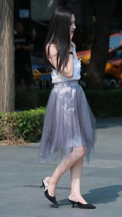 夏天女生对裙子的执着,看似简单随意的搭配,却能穿出女性的魅力