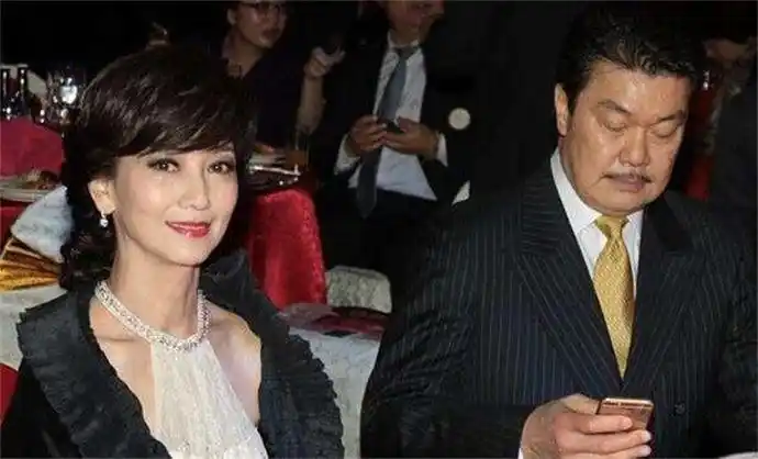 黄汉伟第二个老婆前妻赵雅芝历经波折终得真爱