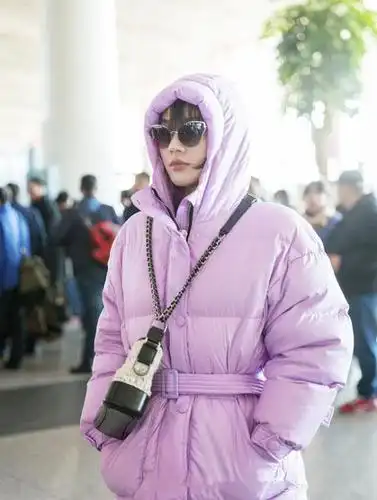 霍思燕才是认真过冬,长款羽绒服扎腰带立马高级,身材比例太抢镜_腾讯