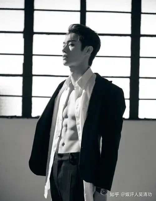 微博之夜男星造型肖战王一博蔡徐坤都输给了许凯的腹肌