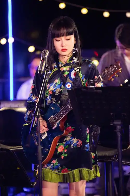 不管白天还是黑夜只要有音乐黄龄姐姐就是最耀眼的精灵