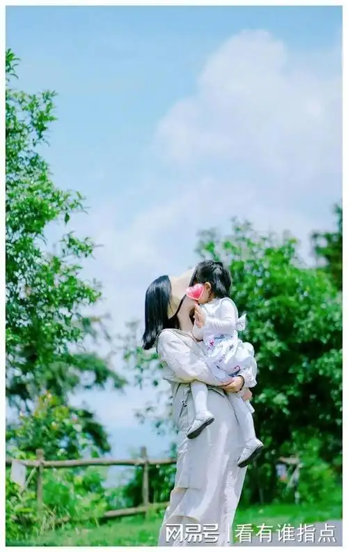 谢娜发文晒照为小女儿庆生,3岁小咘芽长势喜人,母女亲亲超有爱