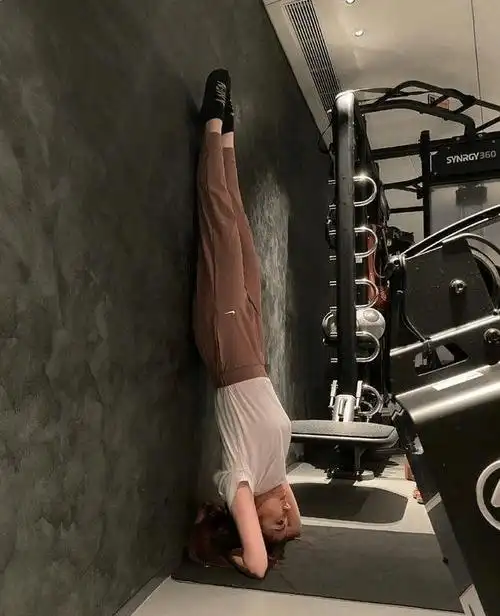 邓紫棋晒健身照,瘦得只剩腹肌,和男友劲舞做"扩身材运动"_华晨宇_社交