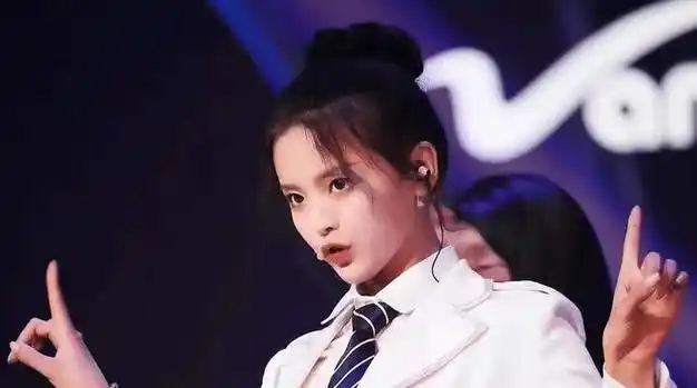 杨超越在综艺创造营2023中以判官的身份出现展现自己才华