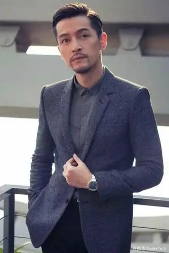 然后利用修剪使胡子连接起来,看起来像个"工"字,因此被成为"工"字胡