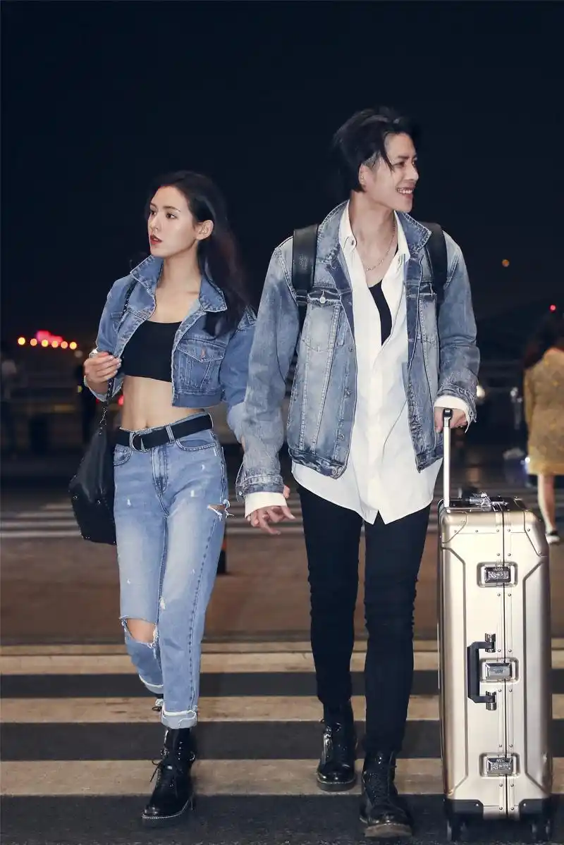 昨晚有媒体在机场拍到张予曦 与帅气男友同框,身穿牛仔情侣装简直酥到