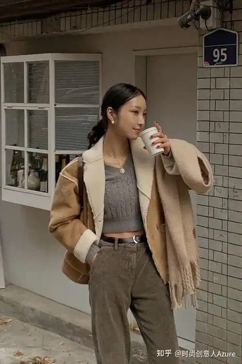 >内搭选择一件薄款针织,t恤打底,随意搭配一件外套干练有气质,内搭也