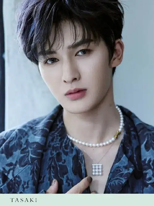 中国区品牌挚友@theo-朱正廷佩戴#tasaki balance平衡系列#新作,步入