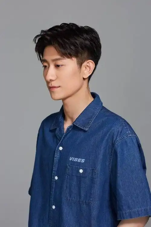 张一山宋妍霏没公开就分手,男方被拍与短发美女约会同回酒店