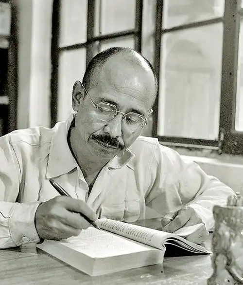 正文电影《柳青》导演田波(左二)在开机仪式上介绍影片主创.