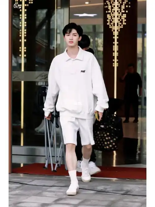 朱正廷这少年感高中生吧这是