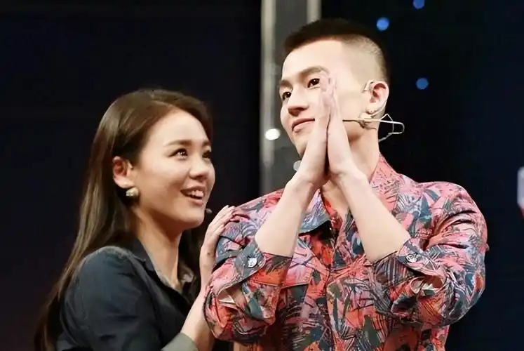 马思纯张哲轩在香港再被偶遇,马思纯瘦回从前,一条腰带近2000元_网友