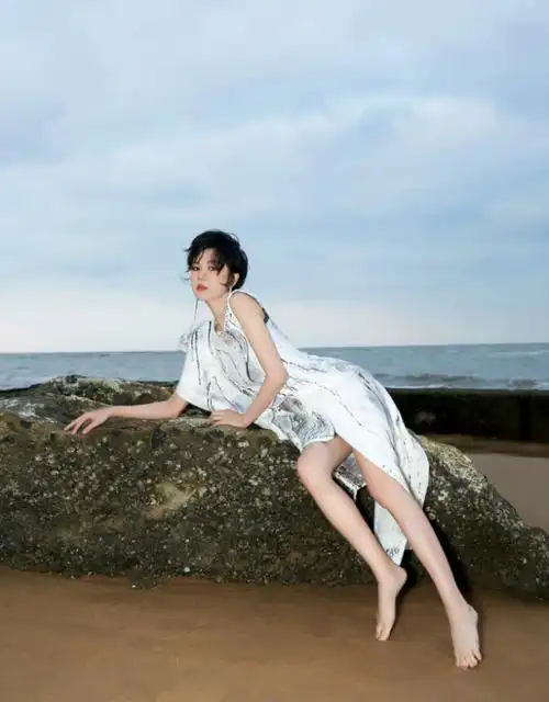 郁可唯挑战高开叉裙秀奶油腿美成焦点我p图都不敢这么p