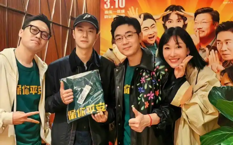 王一博去看《保你平安》时的合影,和穿牛仔服的王一博!