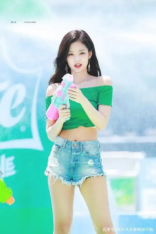 jennie绿色一字肩短款紧身衣搭清凉蓝色短裤绝佳身材太吸睛了