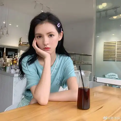 解锁张予曦自带光环的果冻妆 水润透亮惹人爱