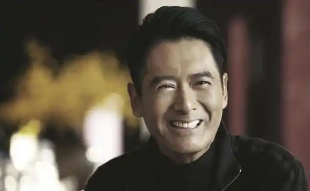 68岁周润发近照看着心酸手臂皮包骨全是疙瘩