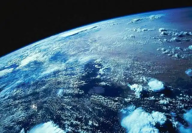 地球在太空的真实样貌,犹如巨型垃圾场,美丽蓝星都是骗人的