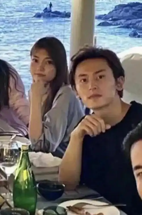 张哲瀚跟绯闻女友大量合影曝光还参加女方父亲生日会感情稳定