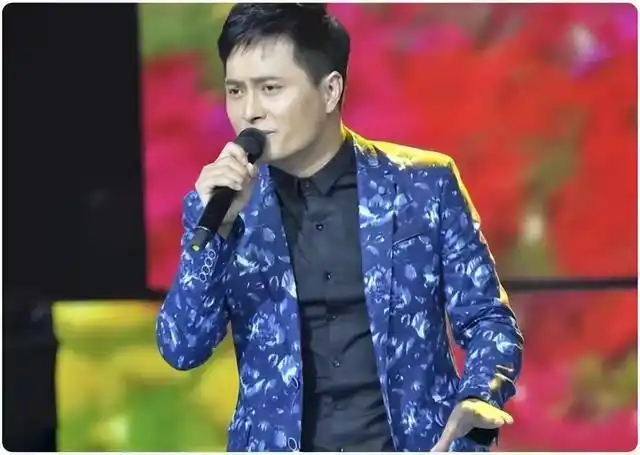 歌手云飞成名就离婚二婚娶小10岁才女前妻独自带女儿生活