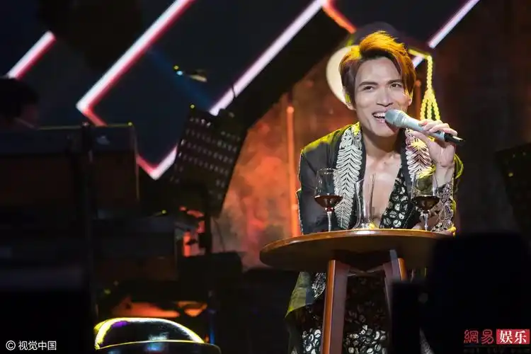 杨宗纬演唱会着低胸装露胸肌
