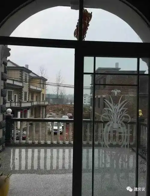 推开玻璃门就是大露台,平时在这里看看风景也很不错.