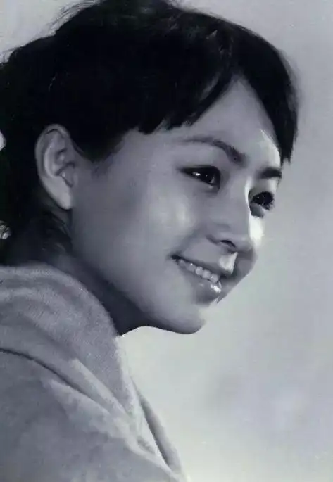 年轻时的宋丹丹可以说是十里八乡有名的美人,不仅天生丽质鹅蛋脸,还