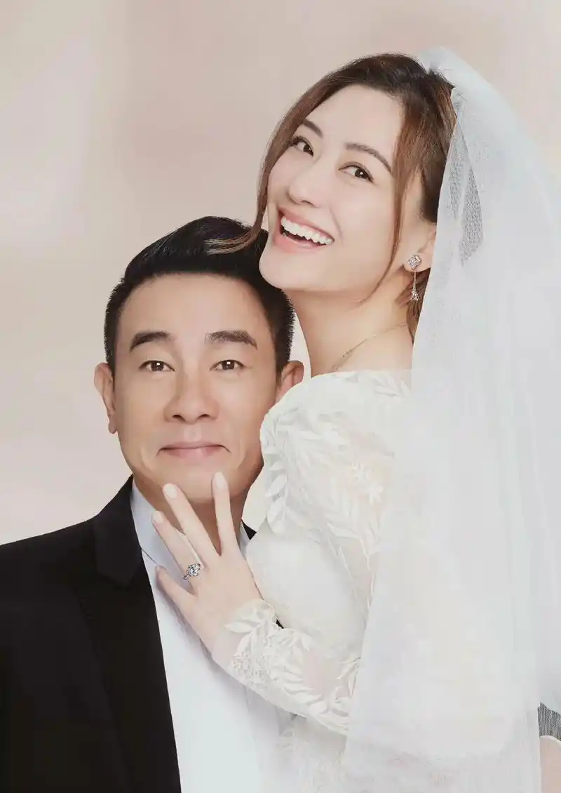 陈小春和应采儿这对相差16岁的夫妻,结婚十几年了,有两个可爱 - 抖音