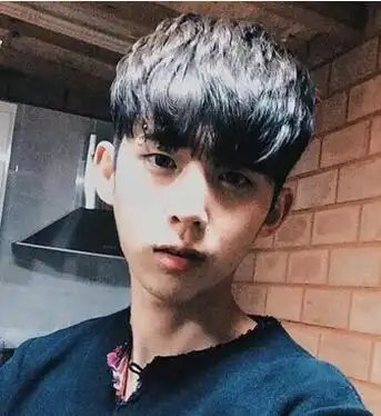 男生齐刘海锅盖头发型图片 示范男生如何扎齐刘海锅盖头