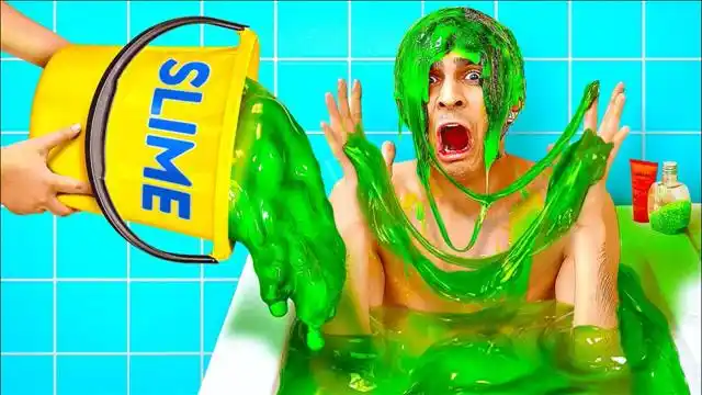 男友一天泡三遍澡,女友把绿色史莱姆倒水里,结果太搞笑了!