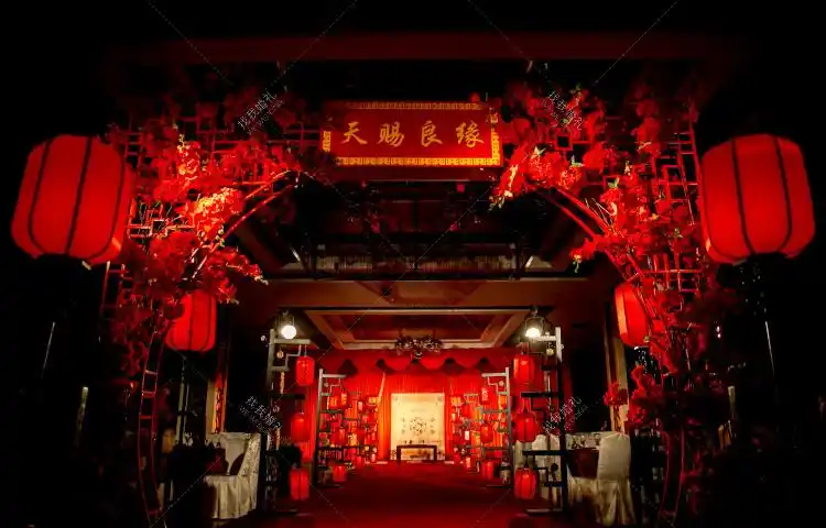红色中国风室内婚礼现场效果图_价格表明细_找我婚礼