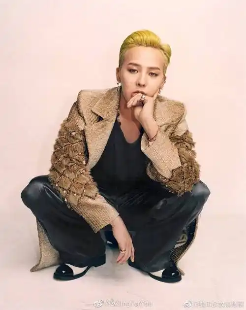 权志龙晒短发自拍照