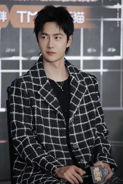 一博,我爱的少年,他眼眸干净,笑的明亮,他单纯美好,赤诚善良,愿小狮子