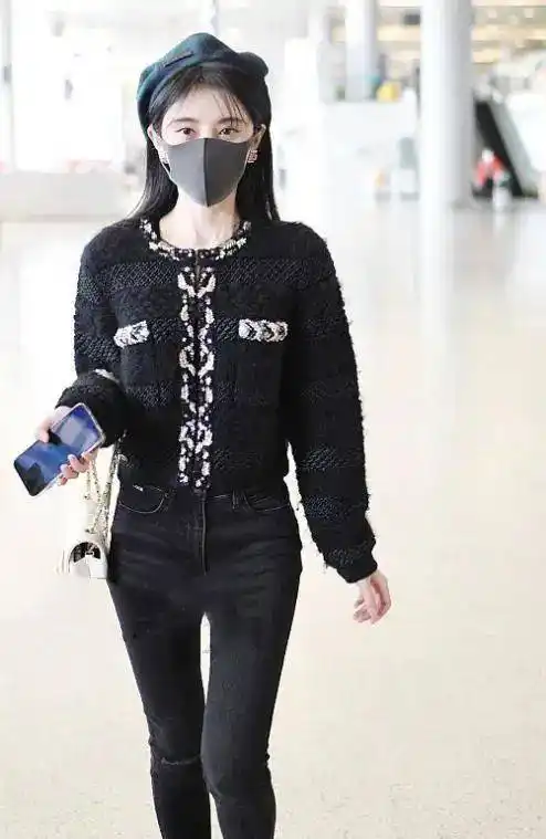 鞠婧祎对自己身材太自信了裤子都撑出了副胯但看着还挺美