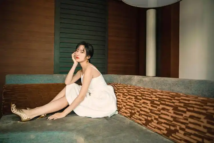 袁冰妍俏丽造型出席某品牌活动 "人间好腿"尽收暮秋美景